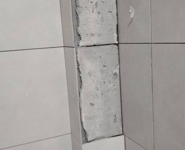 巧家瓷砖空鼓维修公司分享下瓷砖施工前基层浇水润湿程度不足，可能导致以下问题