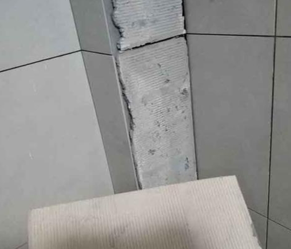 巧家瓷砖空鼓维修公司分享下厨房瓷砖脱落的补救措施。